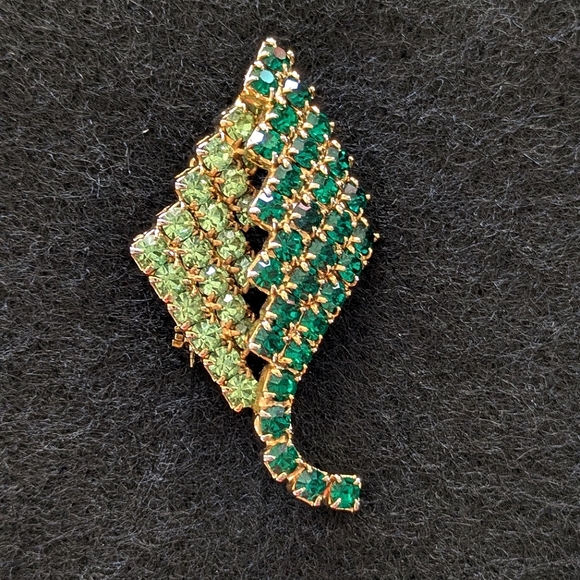 Vintage Jewelry - LEAF BROOCH. VINTAGE.